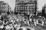 Alojzije kao član Katoličke orlovske organizacije na sletu u Brnu godine 1922. ponosno nosi hrvatsku zastavu.